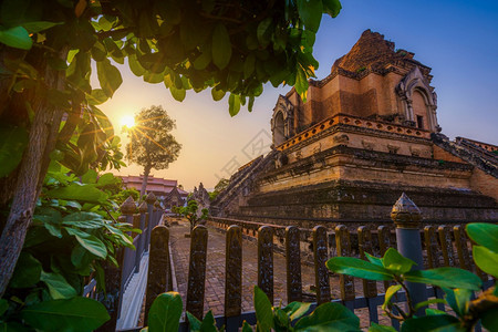 WatChediLuang是历史中心的一个佛教寺庙是清迈的主要旅游景点青云日落背景ThawatLuang是位于泰国清迈的一座佛教图片