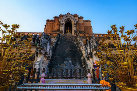 塔崇拜地标WatChediLuang是历史中心的一个佛教寺庙是清迈的主要旅游景点青云日落背景ThawatLuang是位于泰国清迈图片