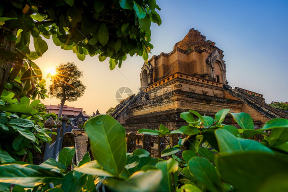 蒋结石笏WatChediLuang是历史中心的一个佛教寺庙是清迈的主要旅游景点青云日落背景ThawatLuang是位于泰国清迈的图片