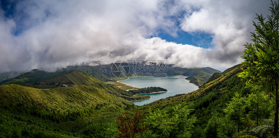 高的平静圣米格尔岛火山湖LogoadoFogo绿色图片