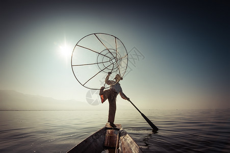 世界有机的缅甸河旅行目地缅甸竹船上渔夫以传统方式与手工制作的Inle网湖捕鱼使用手工制造的Inle湖缅甸旅游目的地著名图片