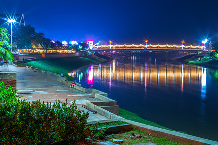传统的公园路边灯光美丽颜色用来放松步行慢跑或骑自车及夜间在泰国Phitsanulok市锻炼活动老的桥图片