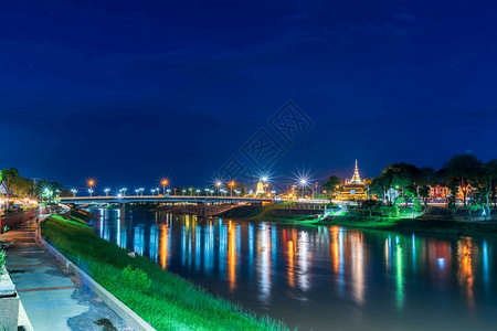 天空公园路边灯光的美丽颜色用来放松步行慢跑或骑自车及夜间在泰国Phitsanulok市锻炼活动镇城市的图片