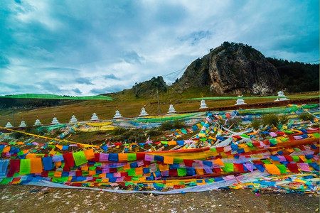 修道院在Yading自然保护区通往圣雪山的路上佛教祷告在Yading自然保留地沿线悬挂神圣的传统旗帜蓝色的象征图片