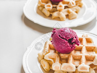 浆果自制冰淇淋和香味华夫饼躺在桌子上的自制冰淇淋和香味华芙饼接近从上面的美味与健康饮食概念上看威化饼躺着图片