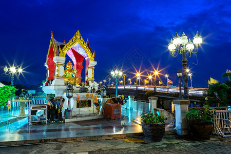 2018年6月日泰国菲特萨努洛克EkaThotSa根桥的灯光之ThaoMahaBrahma或Erawan圣堂地标旅游传统的图片
