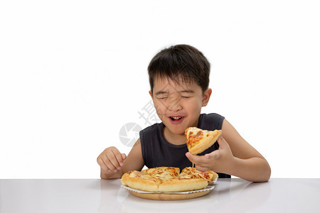 年轻的亚洲男孩很高兴吃比萨饼热奶酪融化在木板上拉伸把白的孤立好吃晚餐图片