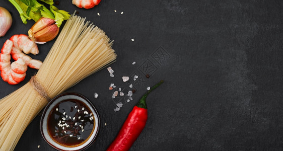 午餐亚洲人用虾海鲜酱油和香料做炸面的成分布局设置放在黑石背景上Top视图平式最低设计亚洲食品概念蔬菜图片