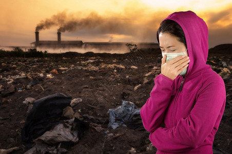 生病的妇女打流感喷嚏妇女穿粉红色的冬季衣着身戴面罩在感冒和流健康概念下的鼻子上戴面罩反对空气污染背景病人抽烟图片