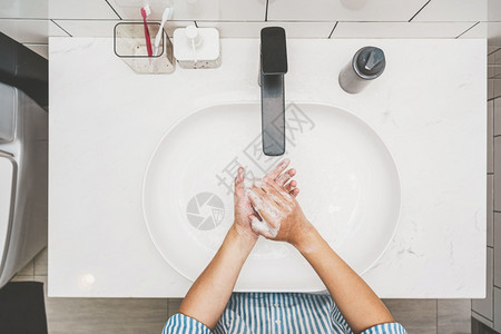 亚洲顶端妇女在家里浴室洗手和水龙头Covid19大流行的保健清洁和无照护概念消毒剂新冠最佳图片
