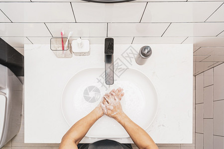 社会的亚洲顶级男子在家中浴室洗手和水龙头Covid19大流行的保健清洁和无护理概念屋在职的图片