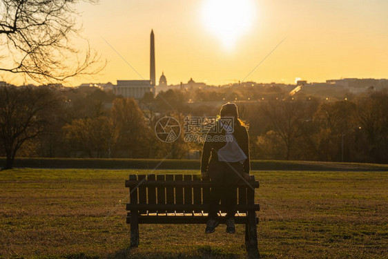 弗吉尼亚独自的能够看见日出时美国会华盛顿纪念碑和林肯馆历史和文化概念的亚洲女游客在华盛顿地碑上坐落的肖像该标志可以看得见日出时间图片