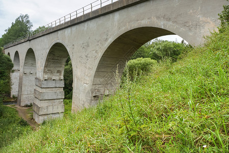 旧桥河上最高铁路桥Tokarevka村Makunike村或HohenwaldeckNesterovskiy区加里宁格勒地区俄罗斯图片