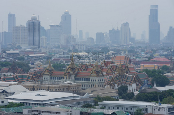 多雾路段曼谷城市观虽然存在空气污染但曼谷候低温使空质量恶化表明进入健康危险区的灰尘水平曼谷天气恶劣的温使得空质量更差曼谷大气污染图片