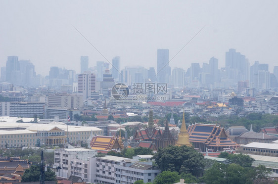 烟雾泰国曼谷城市观虽然存在空气污染但曼谷候低温使空质量恶化表明进入健康危险区的灰尘水平曼谷天气恶劣的温使得空质量更差曼谷大气污染图片