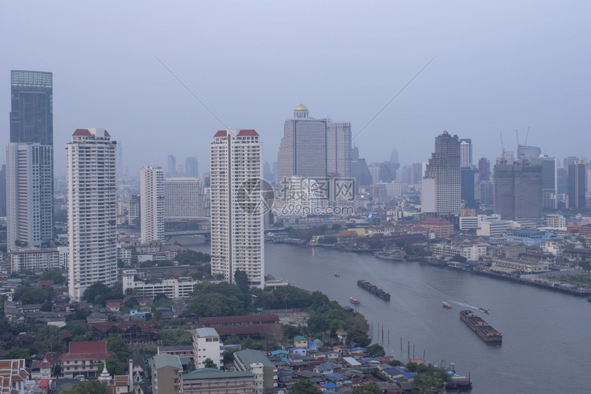 曼谷城市观虽然存在空气污染但曼谷候低温使空质量恶化表明进入健康危险区的灰尘水平曼谷天气恶劣的温使得空质量更差曼谷大气污染摄影多雾图片