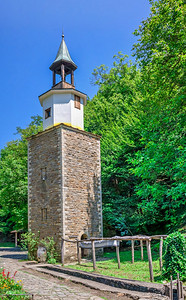 保加利亚Etar建筑民族地理综合体的时钟塔在保加利亚Etar村大面积全景光照合时钟塔上一个阳光明媚的夏日本国博览会加布罗沃图片