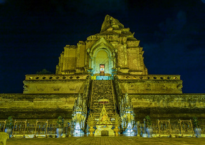 泰国清迈20年9月6日黑夜背景下切迪隆瓦拉维哈寺古大塔是清迈省重要而独特的寺庙有选择焦点可古董佛教徒图片
