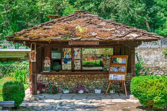 保加利亚Etar建筑工程人文地理综合体的Souvenir商店在保加利亚一个阳光明媚的夏季日Etar建筑人文学综合体上木制的店铺乡图片