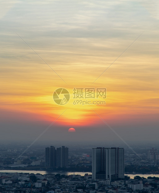 自然建筑物泰国曼谷201年月日泰国曼谷201年月日空中观察曼谷市天际和摩大厦的美丽景色在日落前给白天其余时间带来轻松的感觉市中心图片