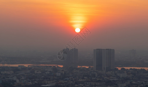 金的环境高泰国曼谷201年月3日泰国曼谷201年月3日对曼谷市天际和摩大厦的惊人美丽景色空中观察在日落前为晚上其余时间带来轻松的图片