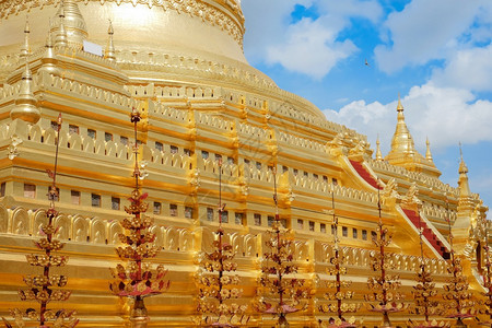 游客一种老的ShwezigonPagoda是一座佛教寺庙位于缅甸Bagan的NyaungU镇在Anawrahta国王的地标统治期图片