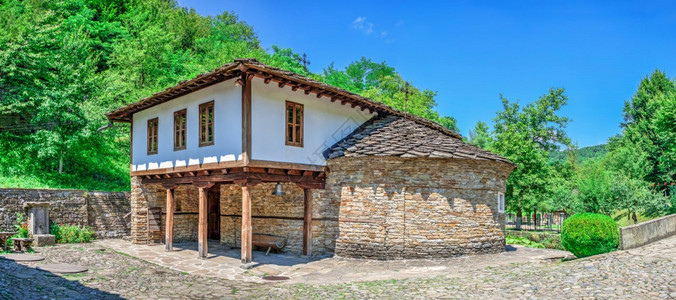 天古老的保加利亚伊塔村大面积摄影全景教堂照片保加利亚艾塔村大主教堂在阳光明媚的暑假日在保加利亚Etar建筑民族地理综合体有一所学图片