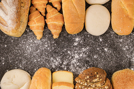 面包带种子的面片和在黑暗背景上布置的面霜有冰冷的滋润食品粮粉末图片
