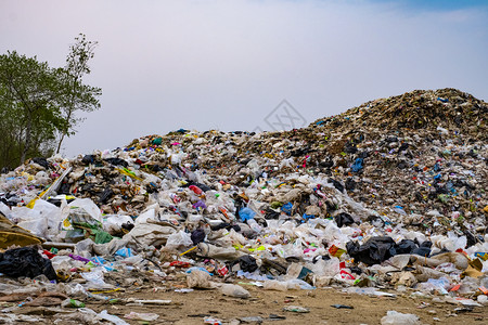 玷污俄罗斯山上大垃圾堆和污染一臭味和有毒残留物这些垃圾来自城市和工业区无法摆脱消费社会造成大量浪费行业图片