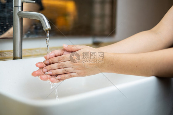 浴室美丽的女手将肥皂施在水槽或抗菌浴池中以防止白底保健和身体护理以及个人卫生概念的细菌传播健康照料和个人卫生概念溪流泡沫图片