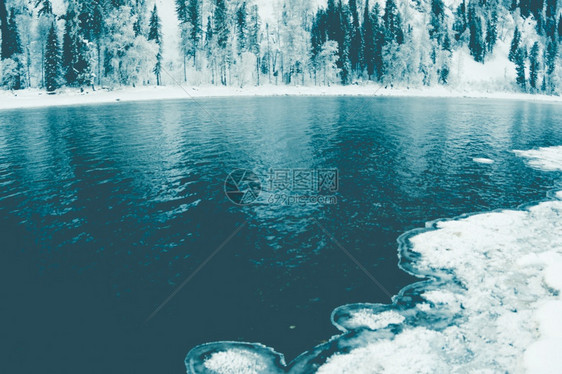寒冷的天气冰冻河床因严寒冷而冻季节静的阳光图片