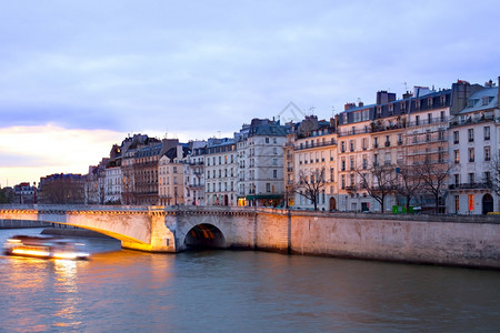 在法国巴黎伊莱圣路易斯前的PontdelaTournelle桥经过Seine河上的船罾引用公寓图片