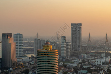 阳光市中心泰国曼谷201年月日泰国曼谷201年月日天落石之星傍晚时间前的美丽风景观空中视图多云的图片