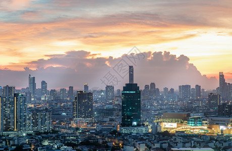 晚上泰国曼谷201年6月日泰国曼谷201年空中观摩天窗之夜的美丽风景象太阳落日为今天余下时间带来舒缓的感觉蓬松摩天大楼图片