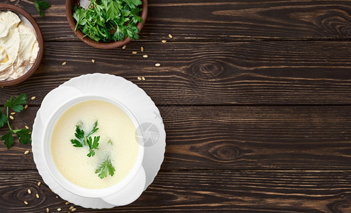 土耳其自制的酸奶汤雅拉季节夏汤供应热或冷的有益健康食品第一个开胃菜盘端复制空间牛奶东方的送达图片
