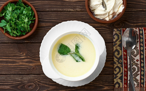 土耳其自制的酸奶汤雅拉季节夏汤热或冷的健康食品第一道开胃菜摄影乳制品橄榄图片