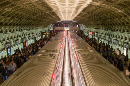 等待美国华盛顿市2019年3月日美国地铁下运输系统在华盛顿的铁路轨迹上乘坐高列车的未定义乘客花轮忙碌的快速地图片