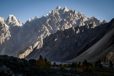 平静的旅行巴基斯坦GojalHunzaGilgitBaltistan巴基斯坦卡拉科姆山脉中PasuCones山峰的日出光照亮时美图片