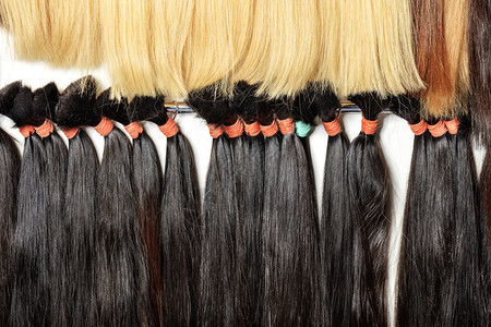 锁毛发技术风格和美容概念天然黑白棕色闪亮彩光的人类健康头发包以延伸编织假发制造自然黑白健康的头发调色板型图片