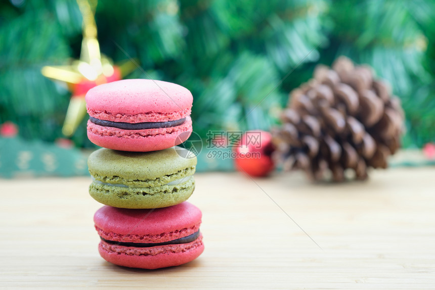 甜和多彩的红心面包饼木背景空白间选择焦点甜圈美味的圣诞节颜色图片