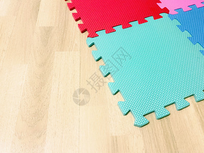 软橡胶垫由彩色区块组成在木制地板上相互交叉适合儿童玩耍或瑜伽锻炼内中相交五彩缤纷操场图片