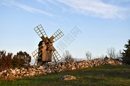 瑞典奥兰岛的老旧干石墙和传统的秋季风力车在瑞典奥兰岛乡村农业天空图片
