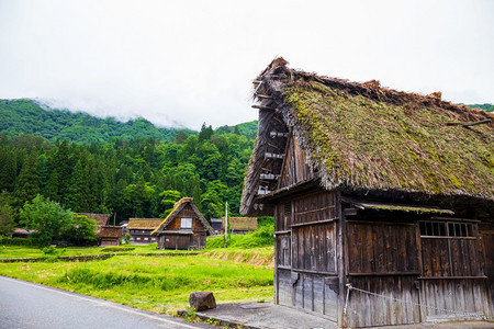旅游由于Gasshozukuri传统房屋在日本吉孚县Gokayama的日本传统和历史村ShirakawagoGokayama因其图片
