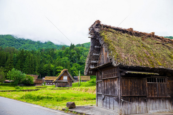 旅游由于Gasshozukuri传统房屋在日本吉孚县Gokayama的日本传统和历史村ShirakawagoGokayama因其图片