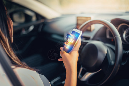 运输职业帮助青年妇女使用智能电话应程序在意外汽车保险全息图概念发生事故后请求援助图片