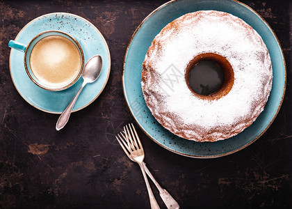 深色背景最上视图用一杯咖啡红茶泡在黑暗背景上新鲜烘烤的gugelhupf新鲜的摩卡面包店图片