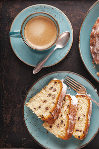 古格尔胡普夫深色背景最上视图用一杯咖啡红茶泡在黑暗背景上新鲜烘烤的gugelhupf早餐柠檬图片