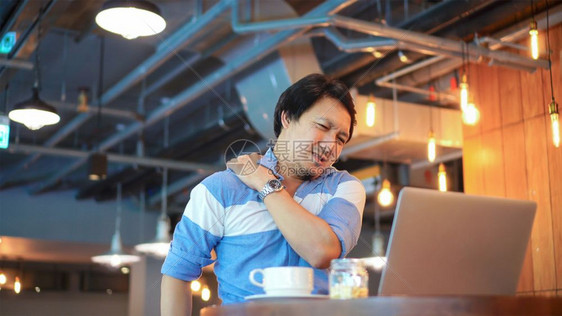 肩膀男姿势亚洲临时穿便衣商人的工作症状是颈部疼痛背工作空间头办公室综合症概念工作表现图片