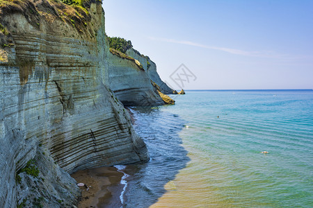 海岸佩鲁拉德斯Loggas海滩Peroulades科孚岛希腊Logga海滩是岛上最特别的海滩之一拥有陡峭的垂直悬崖最终位于一个非图片