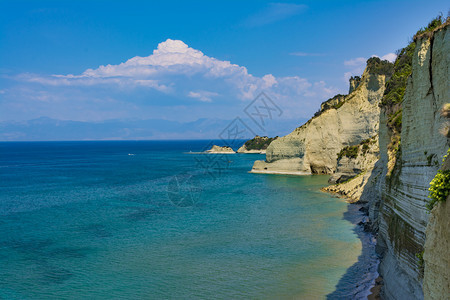 哪一个采取Loggas海滩Peroulades科孚岛希腊Logga海滩是岛上最特别的海滩之一拥有陡峭的垂直悬崖最终位于一个非常狭图片